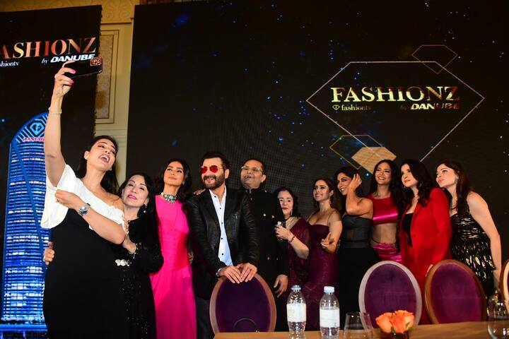 इवेंट में नुसरत भरुचा से लेकर चित्रांगदा सिंह, संजय कपूर, महीप कपूर और कनिका कपूर स्टाइलिश अंदाज में नजर आए.