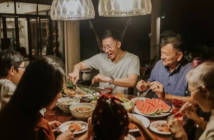 रात्रीच्या जेवणानंतर शरीराला थोडा वेळ द्यावा, रात्रीच्या जेवणानंतर लगेच झोपू नये. रात्रीचे जेवण करून लगेच झोपल्याने शरीराच चरबी जमा होते आणि लठ्ठपणा वाढतो.