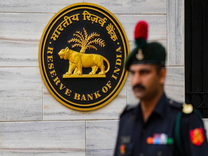 Reserve Bank Of India: RBI imposes ₹1.73 crore fine on HSBC for wrong credit card data Reserve Bank Of India: RBIએ કરી મોટી કાર્યવાહી, આ બેન્ક પર લગાવ્યો 1.73 કરોડ રૂપિયાનો દંડ
