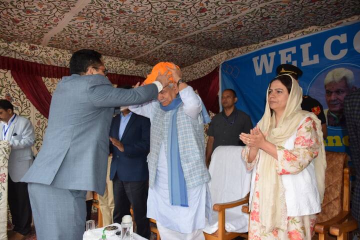 कश्मीर में कार्यरत कश्मीरी पंडित कर्मचारियों को सुरक्षित आवास उपलब्ध कराने के प्रयास में कर्मचारियों को फ्लैटों का पहला जत्था सौंप दिया गया है. उपराज्यपाल मनोज सिन्हा ने बुधवार (26 अप्रैल) को बारामुला, बांदीपोरा, गांदरबल और शोपियां में पीएम पैकेज कर्मचारियों के लिए नवनिर्मित 576 आवासीय आवासों का उद्घाटन किया.