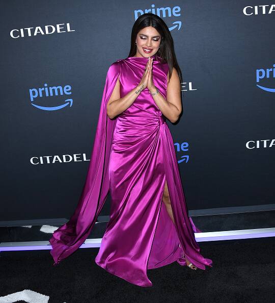 She kept her hair open and accessorised the look with minimal jwellery.