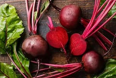 Health Tips : चेहऱ्यावरील पिंपल्समुळे त्रासला आहात? पिंपल्स घालवण्यासाठी आहारात समाविष्ट करा 'हे' पदार्थ...