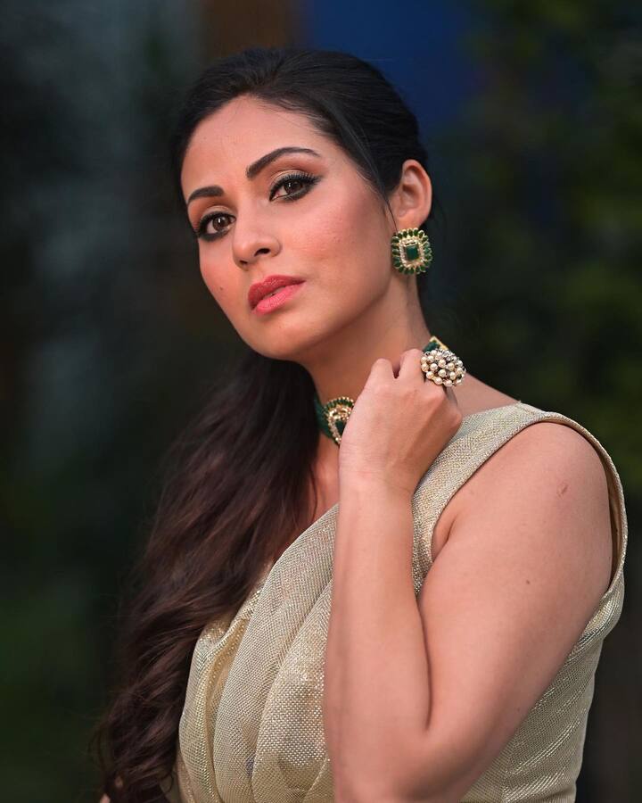ముంబైలో చదువుతుండగానే  సదాకు 'జయం' సినిమాలో నటించే అవకాశం వచ్చింది.