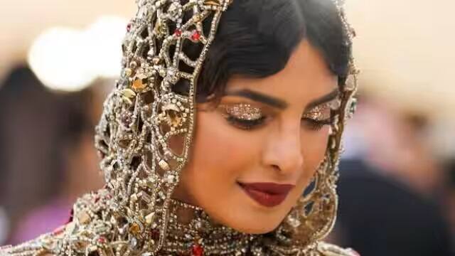 एक्ट्रेस की तस्वीरों पर कमेंट करते हुए यूजर्स ने लिखा था कि – ‘म्यूजिम में रखी हुई ममी लग रही हो..’ प्रियंका अपने इस लुक के चलते भी कई दिनों तक ट्रोल हुई थी.