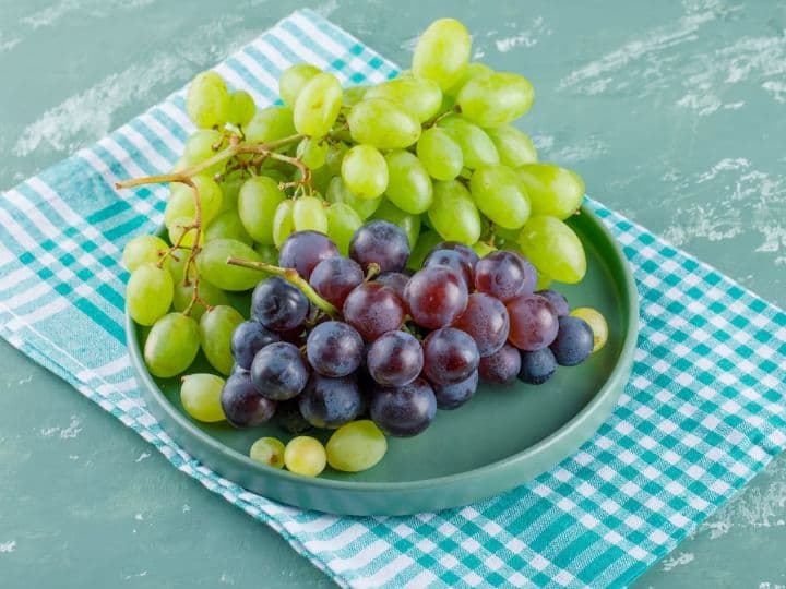 Black Grapes VS Green Grapes which One Is Good For Your Health And Why Black Grapes VS Green Grapes: काले अंगूर या हरे अंगूर? सेहत के लिए कौन सा अंगूर ज्यादा फायदेमंद और क्यों? यहां जानें