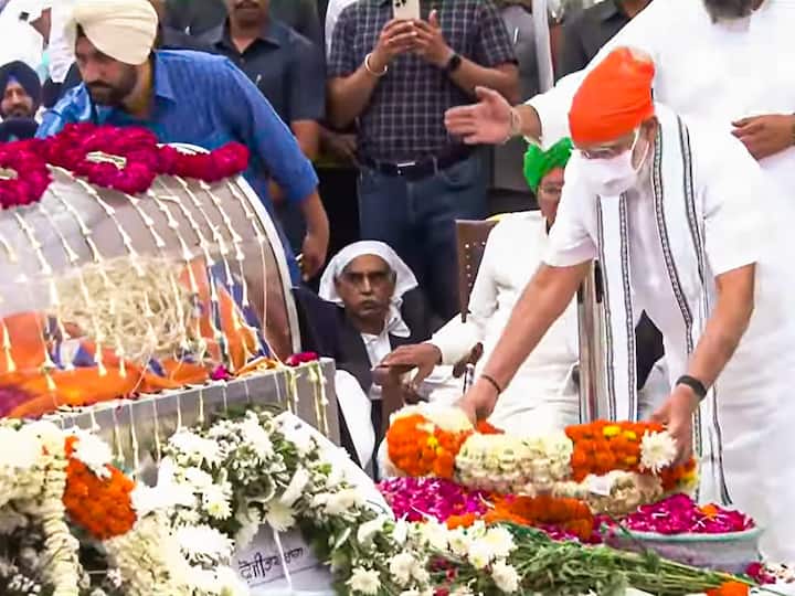 PM Modi laid a wreath on the mortal remains of Badal and then sat beside SAD chief Sukhbir Singh Badal. The prime minister was seen holding the hands of Sukhbir Singh Badal. (Source: PTI)