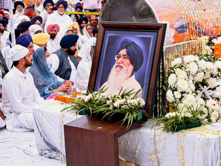 Parkash Singh Badal Death Thousands of people farewell with moist eyes last rites on Thursday Parkash Singh Badal Died: प्रकाश सिंह बादल को हजारों लोगों ने नम आंखों से दी विदाई, गुरुवार को पैतृक गांव में होगा अंतिम संस्कार