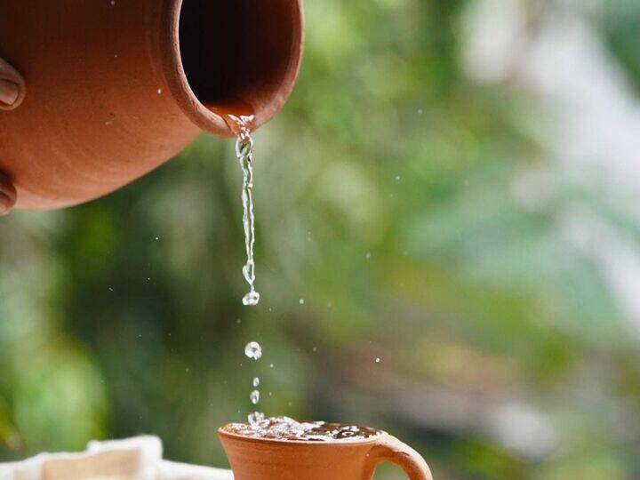 Amazing health benefit of drinking clay pot or Matka water फ्रिज का पानी छोड़िए, गर्मियों में पीजिए मटके का पानी...ठंडक के साथ सेहत को भी मिलेगा खूब फायदा
