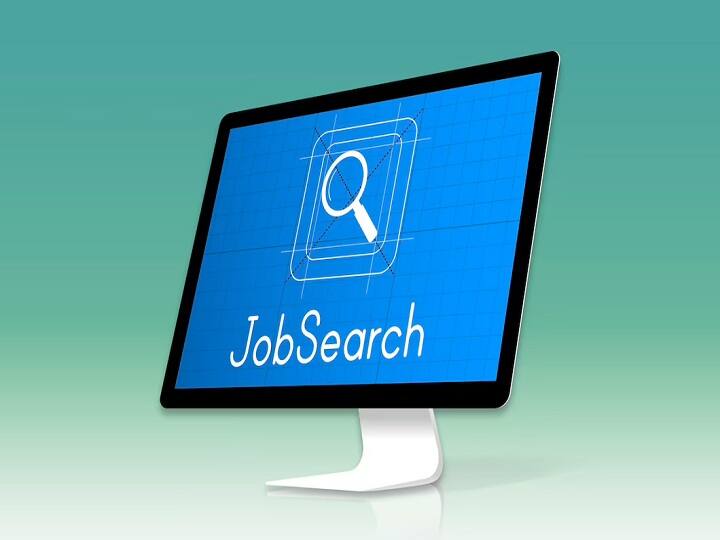 Financial Tips for Switching Jobs:  अगर आप भी आने वाले वक्त में जॉब बदलने के बारे में सोच रहे हैं तो कुछ बातों का ख्याल रखना बहुत जरूरी है. आज हम उन वित्तीय कार्यों के बारे में बता रहे हैं जिसे नौकरी बदलने के साथ ही पूरा करना चाहिए.