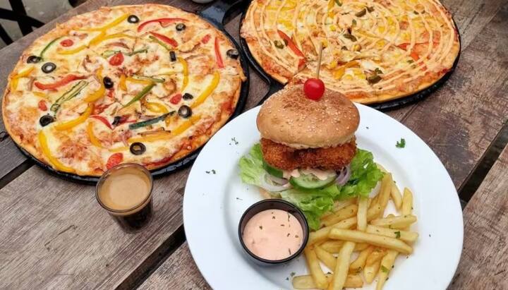 तुम्ही खात असलेले पदार्थदेखील तुमच्या लठ्ठपणाचे कारण बनू शकते. मैद्यापासून तयार पदार्थ खाल्ल्यानेही लठ्ठपणासोबतच डायबिटीस आणि कॅन्सरसारख्या आजारांचा धोका असतो. बाहेरील पिझ्झा, बर्गरसारखे पदार्थ तुमच्या शरीरातील चरबी वाढवते. सारखेचा वापर असलेले पदार्थ जसे की, फ्रूट ज्यूस, पेस्ट्री, केक, चॉकलेट इत्यादी पदार्थांमुळेही चरबी वाढते.