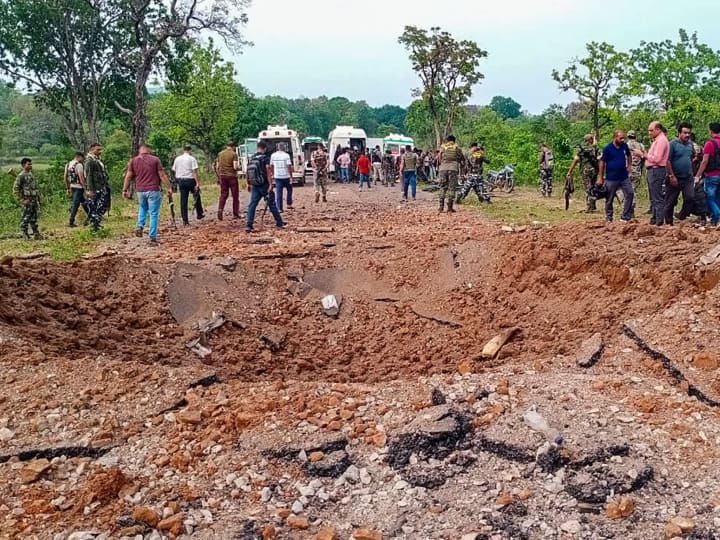 Dantewada IED Blast: छत्तीसगढ़ के दंतेवाड़ा के अरनपुर थाना क्षेत्र में नक्सलियों ने बारूदी सुरंग में विस्फोट कर दिया, जिसमें डीआरजी के 10 जवान शहीद हो गए हैं और एक वाहन चालक की भी मौत हुई है.