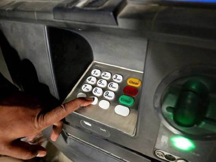 Baba trains unemployed youth on how to break ATMs in a span of 15 minutes in uttapradesh Crime: 15 நிமிடங்களில் ஏடிஎம் கொள்ளை.. வேலையில்லாத இளைஞர்களுக்கு முன்னுரிமை.. 3 மாத பயிற்சி கொடுத்த “ஏடிஎம்” பாபா