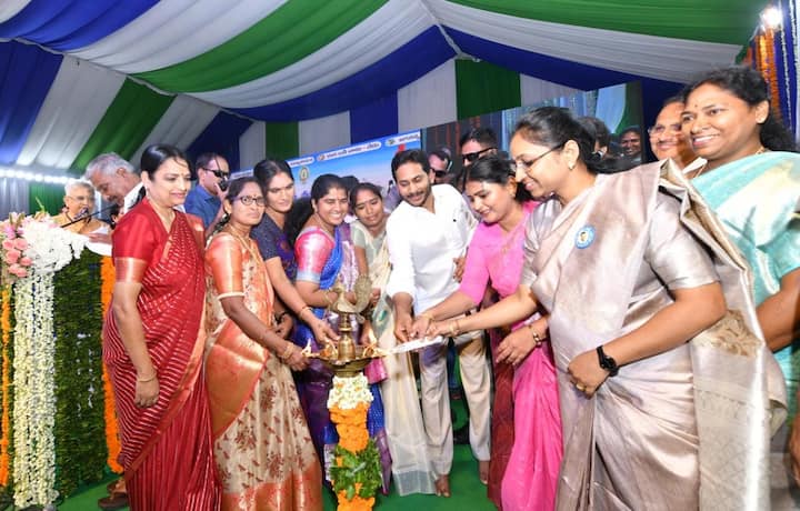 మహిళా ప్రజా ప్రతినిధులతో కలసి సీఎం జగన్ జ్యోతి ప్రజ్వలన