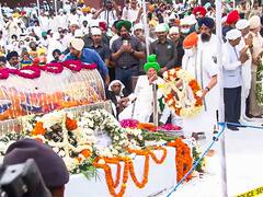 PM Modi Pays Floral Tributes To Parkash Badal As Hundreds Throng SAD Office To Pay Homage. In Pics