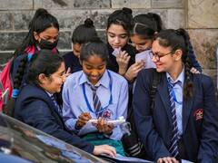 NCERT ने हटाया तो मुगलों के लिए अलग से किताब लेकर आएगा केरल