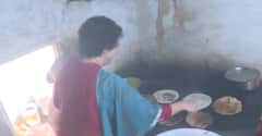 Priyanka Gandhi Tries to Make dosas:  कर्नाटक प्रचारादरम्यान प्रियांका गांधींनी बनवले डोसे...