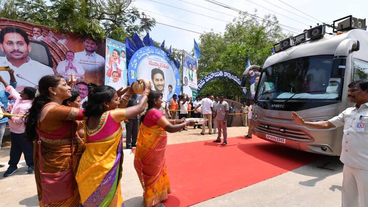 సీఎం జగన్ కు హారతి పడుతున్న మహిళలు
