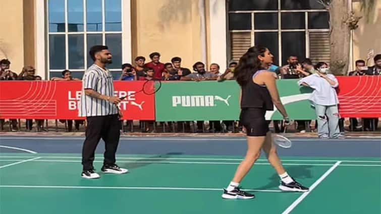Virat Kohli Anushka Sharma play badminton to promote playing sports in between IPL 2023 Virat-Anushka: সঙ্গী স্ত্রী অনুষ্কা, আইপিএলের মাঝেই ক্রিকেট ছেড়ে ব্যাডমিন্টনে মজলেন বিরাট কোহলি