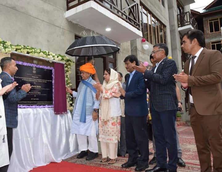 यह दावा करते हुए कि सरकार कश्मीरी प्रवासी परिवारों के मुद्दों और उनकी सुरक्षा के प्रति संवेदनशील है, मनोज सिन्हा ने कहा कि उनका प्रशासन दर्द से पूरी तरह वाकिफ है और प्राथमिकता पर आवास के निर्माण को पूरा करने के लिए सही इरादे से काम कर रहा है. उन्होंने कहा कि पीएम पैकेज के कर्मचारियों के लिए आवास इकाइयों के निर्माण की प्रक्रिया में तेजी लाने के लिए प्रशासन ने कई पहल की हैं और दिसंबर 2023 तक 2000 और फ्लैटों का निर्माण पूरा कर लिया जाएगा.