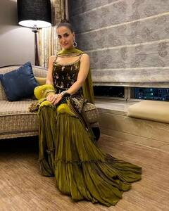 Elli AvrRam Pics: વેસ્ટર્ન છોડી એલી એવરામે પહેર્યો ટ્રેડિશનલ ડ્રેસ, ઇન્ડિયન લૂકમાં કયામત લાગી એક્ટ્રેસ