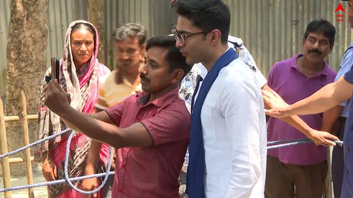 অভিষেক আরও বলেন, 'এমন উদ্যোগ এর আগে কোনও রাজনৈতিক দল নেয়নি। তৃণমূল কংগ্রেস সর্বশক্তি প্রয়োগ করে আপনাদের প্রার্থীকে জেতাবে।'