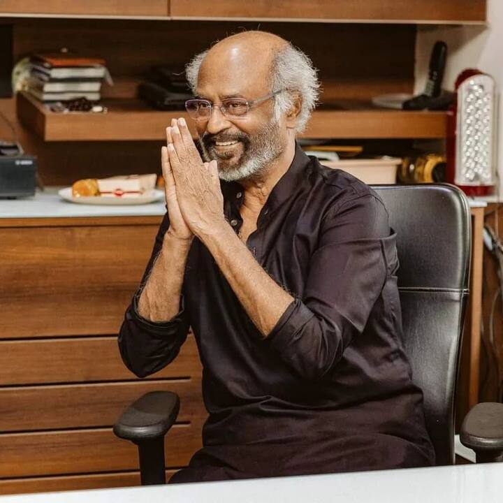 आज रजनीकांत इतने फेमस है कि उन्हें साउथ का थलाइवा और भगवान भी कहा जाता है. इसके अलावा उनके नाम का एक मंदिर भी है. जहां लोग उन्हें भगवान की तरह पूजते हैं.