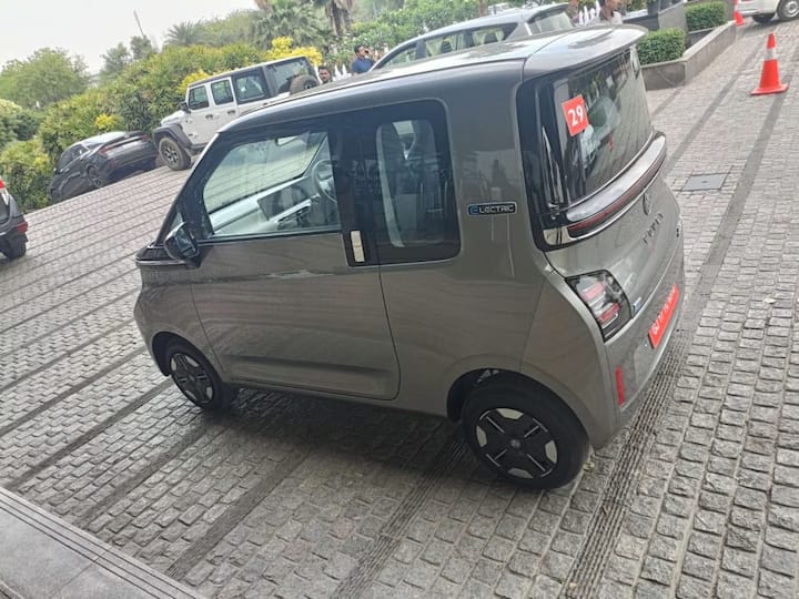 গাড়িটি চারটি রঙের বিকল্পে পাওয়া যাচ্ছে। যার মধ্যে রয়েছে সেরেনিটি গ্রিন, ফ্লেক্স রেড, বিচ বে ব্লু এবং সানডাউনার অরেঞ্জ। এতে নাইট ক্যাফে, ইয়ুথ, ডে অফ ডেড, স্পেস, ব্লসম, লরেস্তা ও লিট প্যাকের মতো স্টিকার লাগানোর সুবিধা রয়েছে।