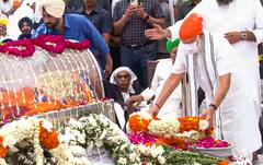 In Pics: अकाली दल के प्रमुख प्रकाश सिंह बादल को PM मोदी ने दी श्रद्धांजलि, सामने आई अंतिम दर्शन की तस्वीरें