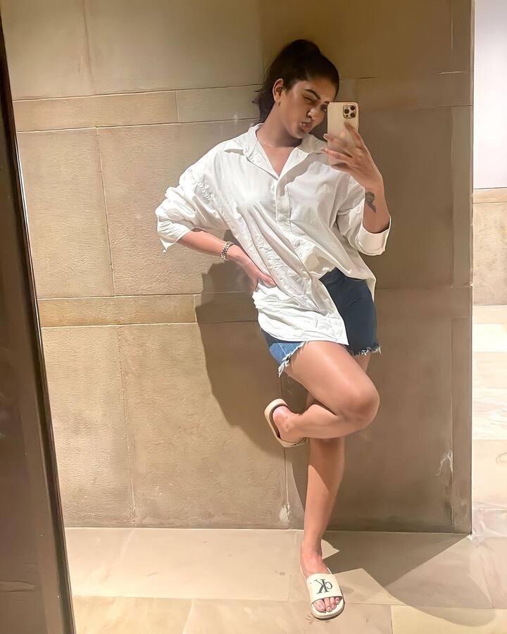పొట్టి నిక్కరులో కుర్రకారుకు సెగలు పెంచేలా ఉంది ఈ బ్యూటీ.