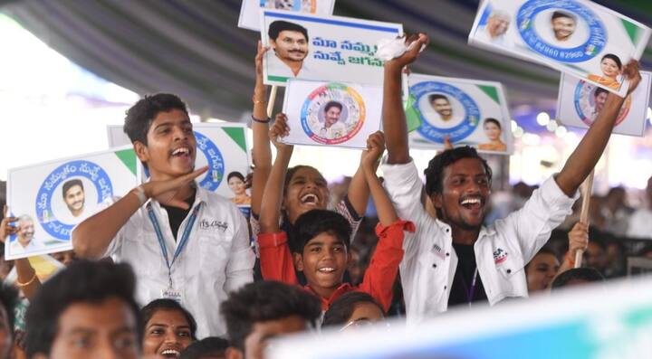 సీఎం జగన్ ను చూసిన ఆనందంలో విద్యార్దుల కేరింతలు