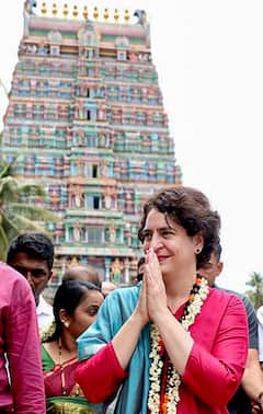 Priyanka Gandhi Tries to Make dosas:  कर्नाटक प्रचारादरम्यान प्रियांका गांधींनी बनवले डोसे...