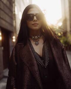 Malavika mohanan : ‘தங்கத் தாமரை மகளே..’ பொன்னிற உடையில் தேவதை போல் ஜொலிக்கும் தங்கலான் நடிகை!