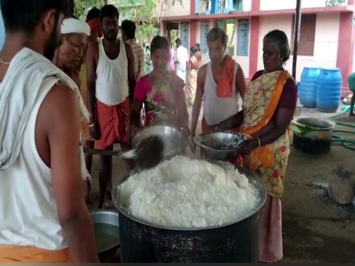 பழனி அருகே நடந்த கோவில் திருவிழாவில் 300 ஆடுகள் வெட்டி பக்தர்களுக்கு அன்னதானம்