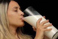 ਕੀ ਸਵੇਰੇ ਖਾਲੀ ਪੇਟ ਦੁੱਧ ਪੀਣਾ ਸਹੀ? ਕੀ ਹੈ ਦੁੱਧ ਪੀਣ ਦਾ ਸਹੀ ਸਮਾਂ, ਜਾਣੋ