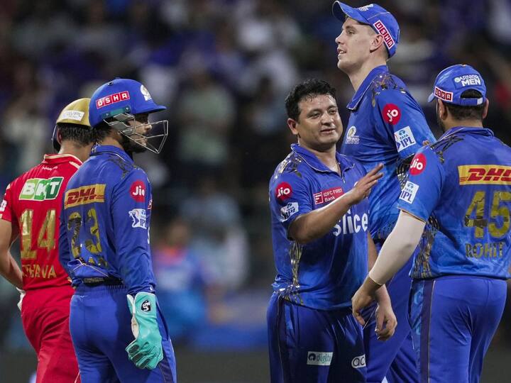 While Chawla has played 172 matches to take 168 wickets, Ashwin, an off spinner, has played 191 games. Chawla has a better average of 26.74 when compared to Ashwin's 28.51. But when it comes to economy rate, Ashwin wins the battle with his rate currently stacked at 6.98 when compared to Chawla's 7.85. (Image Source: PTI)