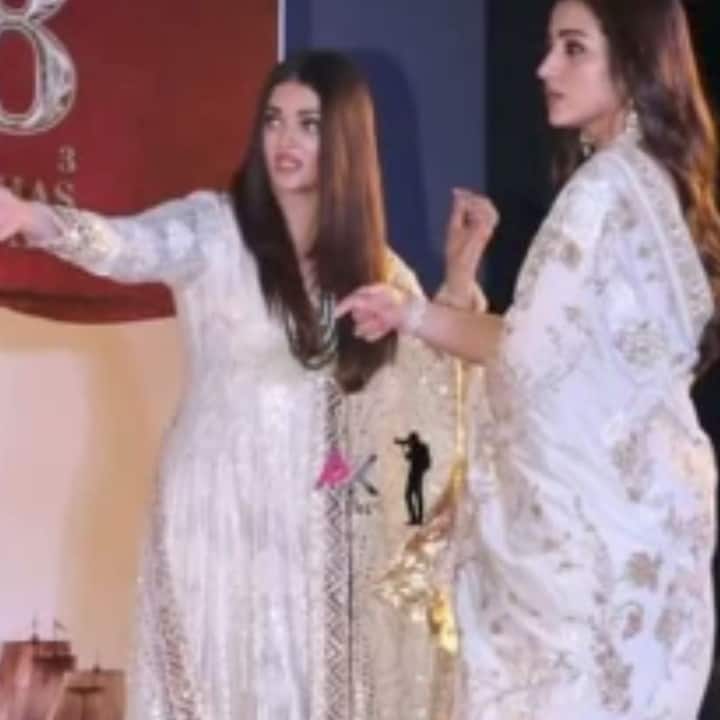 நடிகை த்ரிஷாவும் ஐஸ்வர்யாவும் நேற்றைய பட நிகழ்ச்சிக்கு ஒரே நிறத்தில் உடை உடுத்தி வந்திருந்தனர்.