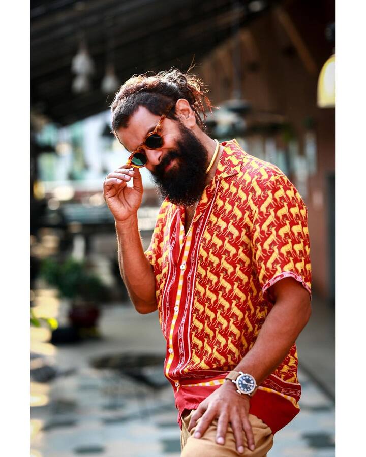 चियान विक्रम इंडस्ट्री में करीब तीन दशकों से लोगों का मनोरंजन कर रहे हैं. जो फैंस के दिलों में एक खास जगह रखते हैं. आज इस रिपोर्ट में हम आपको एक्टर की लाइफ का वो दर्दनाक पहलू बताने वाले हैं जब वो तीन साल तक व्हीलचेयर पर रहे थे. इस बात जिक्र खुद एक्टर ने हाल ही में मीडिया को दिए एक इंटरव्यू में किया था.