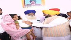 ਸੀਐਮ ਭਗਵੰਤ ਮਾਨ ਨੇ ਸ਼ਹੀਦ ਸਿਪਾਹੀ ਹਰਕ੍ਰਿਸ਼ਨ ਸਿੰਘ ਦੇ ਪਰਿਵਾਰ ਨੂੰ ਮਾਲੀ ਸਹਾਇਤਾ ਵਜੋਂ ਇਕ ਕਰੋੜ ਰੁਪਏ ਦਾ ਚੈੱਕ ਸੌਂਪਿਆ