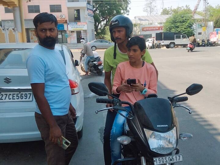 Udaipur 12 year old son helps Deaf and mute Rapido driver father who can not listen and see Heart Touching Story ANN Udaipur: बोलने-सुनने में अक्षम हैं पिता, ऐसे मदद करता है 12 साल का बेटा, बाइक ड्राइवर की ये कहानी दिल छू लेगी