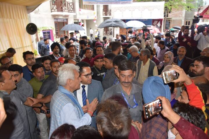 पीएम पैकेज के तहत घोषित कुल 6,000 पदों से, लगभग 3,800 कश्मीरी योग्य युवाओं को सरकारी रोजगार प्रदान करके पुनर्वासित किया गया है. यह कर्मचारी कश्मीर घाटी के विभिन्न नेटवर्क में काम कर रहे हैं, जब कि शेष पद भी भरती के अंतिम चरण में है.