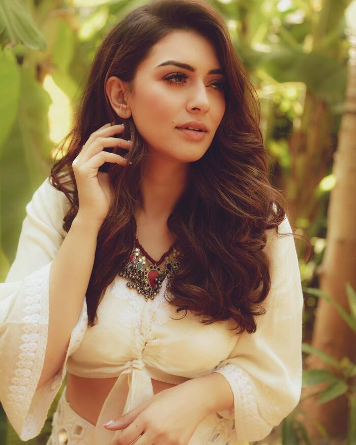 हंसिका मोटवानी – साउथ और बॉलीवुड में अपनी एक्टिंग का सिक्का जमाने वाली एक्ट्रेस हंसिका मोटवानी के नाम पर भी एक मंदिर बना हुआ है. जो मदुरई में स्थित है. यहां पर पूजा के लिए एक्ट्रेस की मूर्ति भी स्थापित की गई है.