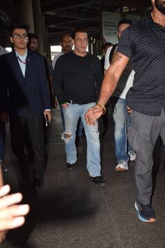 दुबई में KKBKKJ को प्रमोट करने के बाद मुंबई लौटे Salman Khan, एयरपोर्ट पर फैंस से घिरे 'भाईजान', देखें तस्वीरें