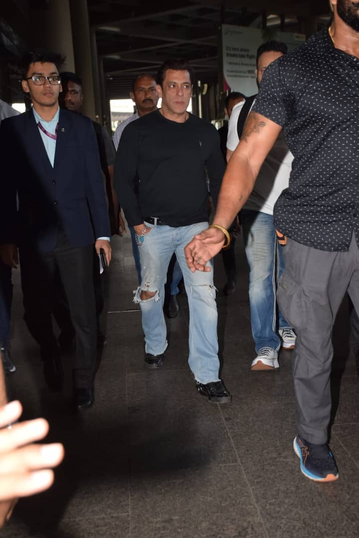 सलमान खान को आज सुबह मुंबई एयरपोर्ट पर स्पॉट किया गया. इस दौरान एक्टर्स के साथ भारी सिक्योरिटी नजर आई.