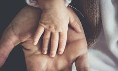 Zodiac Signs: সবকিছু ওলটপালট হয়ে গেলেও, সন্তানের গায়ে আঁচ পড়তে দেন না এঁরা