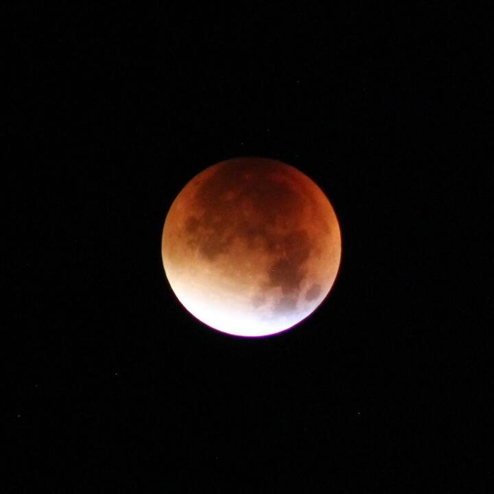 পৃথিবী যখন সূর্য ও চাঁদের মাঝখানে চলে আসে তখন চন্দ্রগ্রহণ হয়।