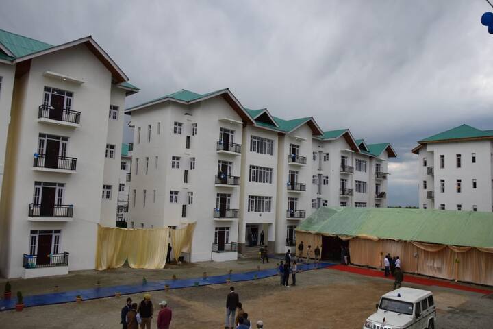 कुछ निहित स्वार्थों ने पीढ़ियों को बिगाड़ दिया, अपनों को तुमसे अलग कर दिया. आगे आएं और कहें कि जो हुआ वह गलत था और अब हम किसी के साथ ऐसा नहीं होने देंगे. प्रवासी कश्मीरी पंडित कर्मचारियों ने भी घाटी के बांदीपोरा और बारामूला क्षेत्रों में आज नवनिर्मित सुरक्षित आवासों के उद्घाटन पर सरकार के प्रयासों के लिए धन्यवाद देते हुए संतोष व्यक्त किया है.