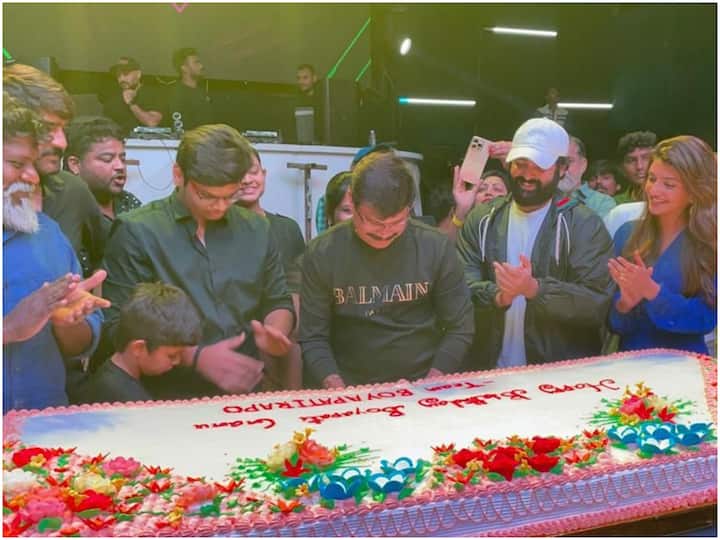 Ram Pothineni threw a pleasant surprise birthday party to director Boyapati Srinu with 85 kilos cake Boyapati Srinu Ram Pothinen : బోయపాటి బర్త్‌ డేకు రామ్ సర్‌ప్రైజ్ - అన్ని కేజీల భారీ కేకుతో...