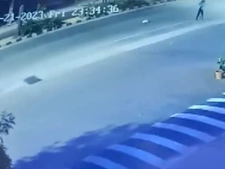Caught On Camera Bengaluru Woman Jumps Off Bike After Rapido Driver Tries To Grope Her Snatch Her Phone Caught On Camera: Woman Jumps Off Bike After Rapido Driver Tries To Grope Her, Snatch Her Phone