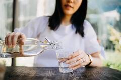 Drinking Water Benefits: नियमित पाणी पिणे शरीरासाठी फायदेशीर, अनेक आजारांपासून होऊ शकतो बचाव; वाचा फायदे...