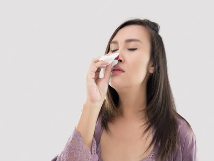 health tips nose bleeding reason and treatment in summer know remedies गर्मियों में नाक से क्यों निकलता है ख़ून? जानें इस समस्या से छुटकारा कैसे पाएं